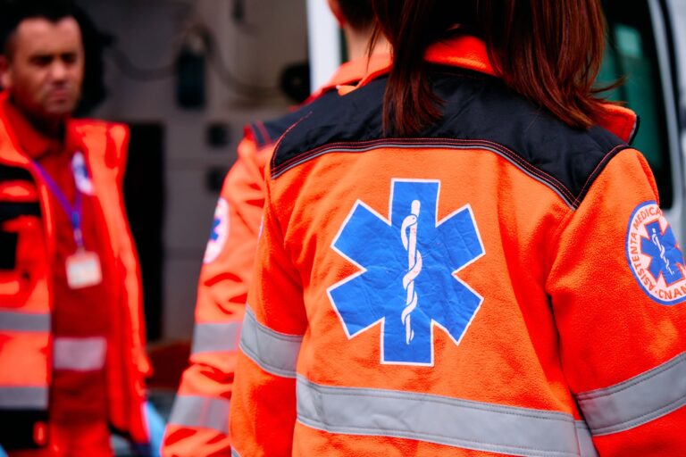 Echipaj de ambulanță intervenind la o solicitare medicală urgentă. În perioada 4-10 mai, echipele AMU au deservit peste 16 mii de solicitări în Republica Moldova