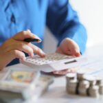 Banca Națională a Moldovei a majorat rata de bază la 6,50% anual. Decizia poate influența dobânzile la credite și depozite. BNM spune că măsura este luată pentru a ține sub control creșterea prețurilor.
