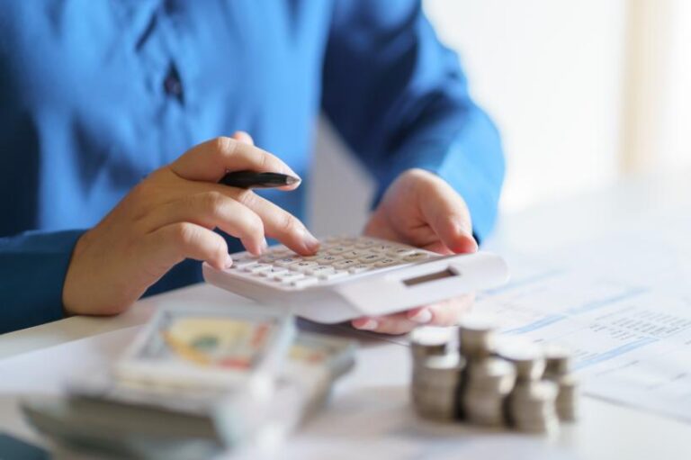 Banca Națională a Moldovei a majorat rata de bază la 6,50% anual. Decizia poate influența dobânzile la credite și depozite. BNM spune că măsura este luată pentru a ține sub control creșterea prețurilor.
