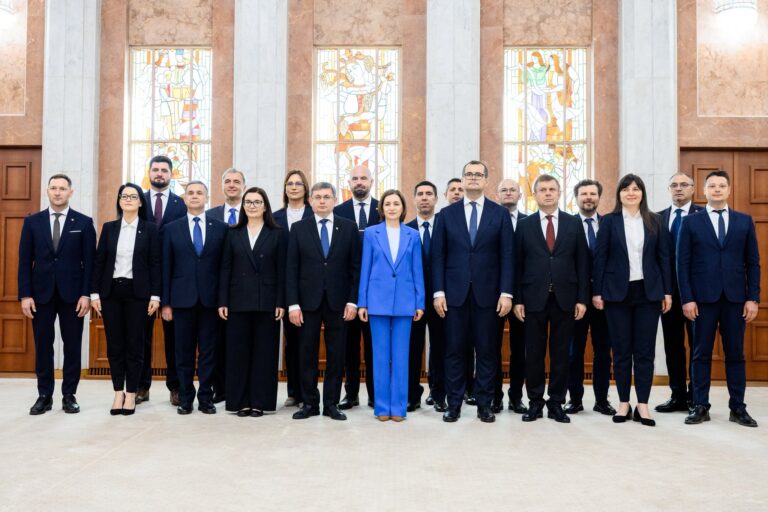 Premierul Vasile Tofan și membrii Cabinetului de miniștri la ceremonia de depunere a jurământului de învestire.