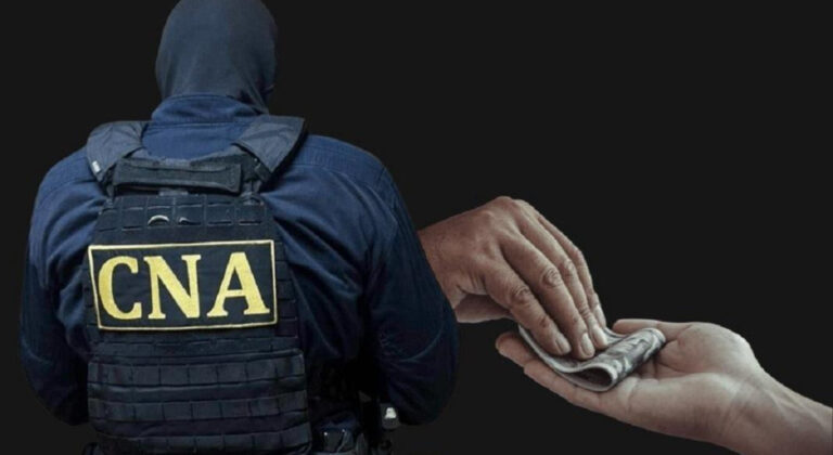 Ofițeri CNA în timpul unor percheziții într-un dosar de trafic de influență