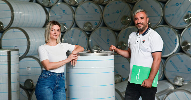 Marina Chirilov și Radu Burghelea, fondatorii Inox Prime Solutions Group, într-o unitate de producție a articolelor din oțel inoxidabil