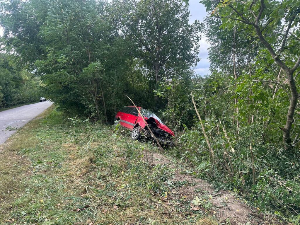 Volkswagen răsturnat într-o fâșie forestieră din localitatea Clocușna, raionul Ocnița