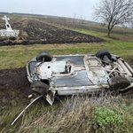 Последствия столкновения Renault и BMW на трассе R6 возле села Бэнештий Ной.