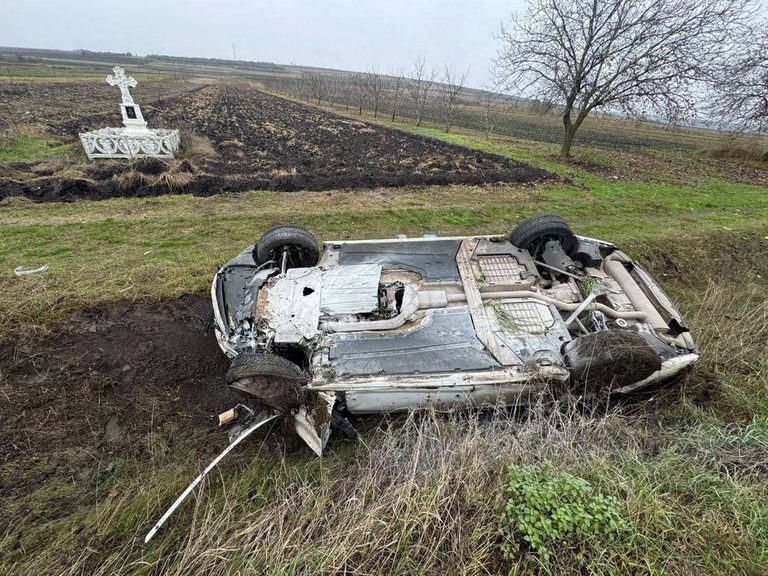 Последствия столкновения Renault и BMW на трассе R6 возле села Бэнештий Ной.